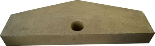 Isolierstein in rechteckiger Form mit einer runden Aussparung, geeignet für Anwendungen im Heizungsbau, produziert von Wolf.